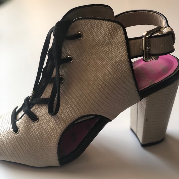 Juicy Couture Open Toe laced Sandal - Picture 2 of 8